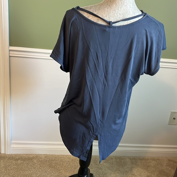 Beautiful tshirt with cute details! - Picture 3 of 5